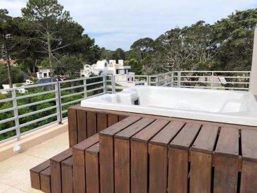 PENTHOUSE CON TERRAZA PARRILLERO Y JACUZZI PROPIO, PREMIADO POR AWARD SEGUNDO AÑO CONSECUTIVO -Edificio Jardins Del Est San Rafael-