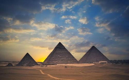 Pyramids Land inn