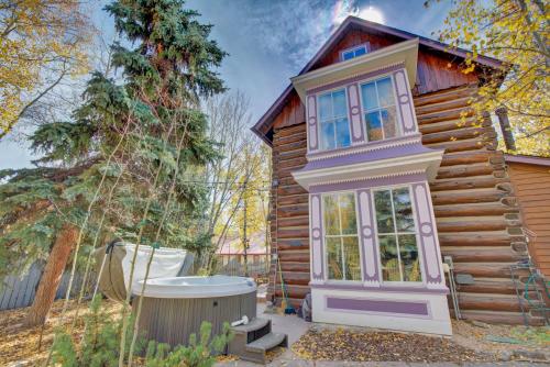 Historic Breck Cabin with Hot Tub Walk to Main St! in Breckenridge, USA