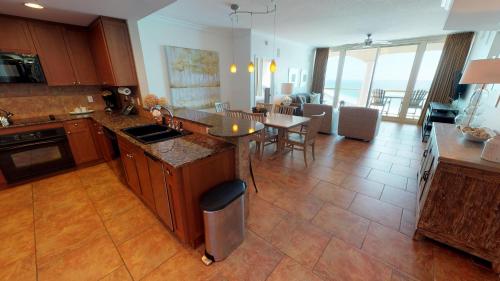 Luxurious 2 BR Condo with Panoramic Ocean Views - image 9