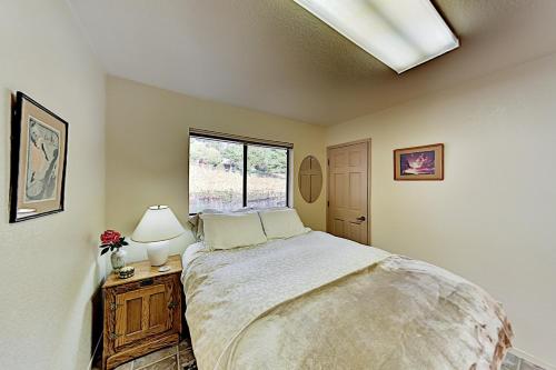 Mountain-View Vineyard Cottage - Private Hot Tub cottage - image 6