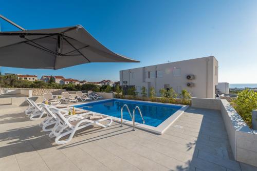 Dino 2 luxury apartment with pool - image 4