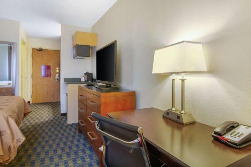 Quality Inn & Suites Lakewood - Denver Southwest