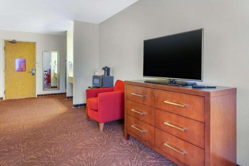 Quality Inn & Suites Lakewood - Denver Southwest