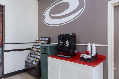 Econo Lodge Evansville - image 6