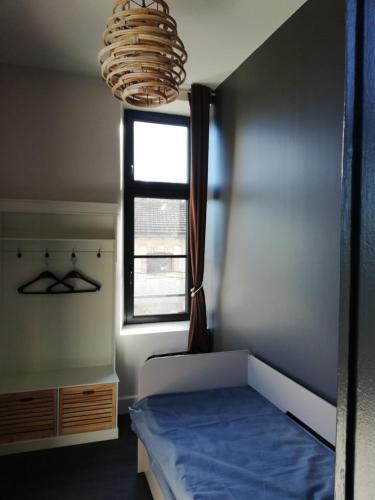 1 queen bed, 1 twin bed