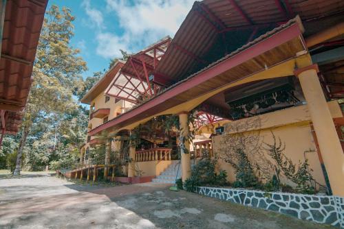 Buitenkant, Hotel Tres Banderas in Quepos