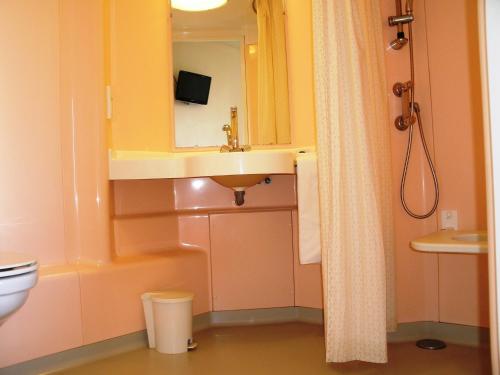 Zuhanyzó, Riv'Hotel in Maleville