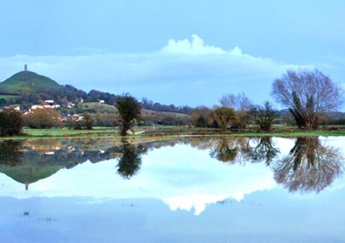 Healing Waters Sanctuary for Exclusive Private Hire and Self Catering Board, Vegetarian, Alcohol & Wifi Free Retreat in Glastonbury