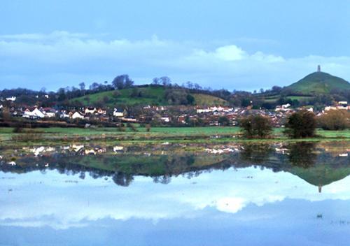 Healing Waters Sanctuary for Exclusive Private Hire and Self Catering Board, Vegetarian, Alcohol & Wifi Free Retreat in Glastonbury