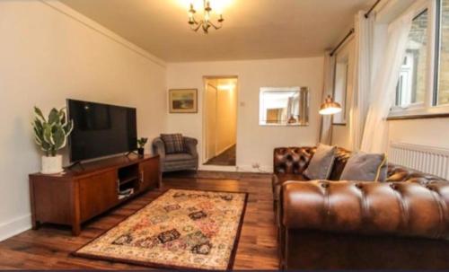 Charming Victoria Conversion Flat in Brentwood with a Garden & Free Parking