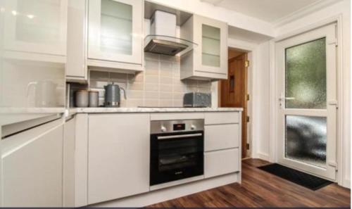 Charming Victoria Conversion Flat in Brentwood with a Garden & Free Parking in Brentwood