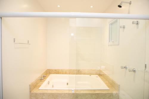 King Room with Spa Bath image 8