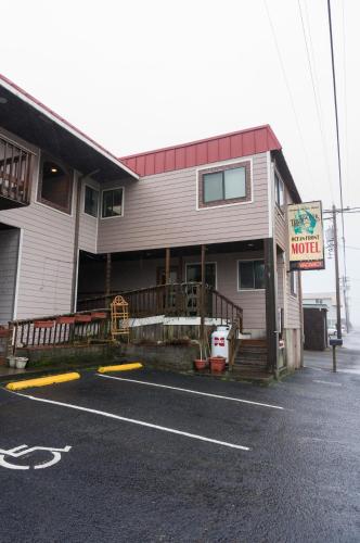 Tradewinds Motel - 출입구