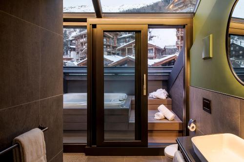 Deluxe Room with Balcony and Matterhorn View