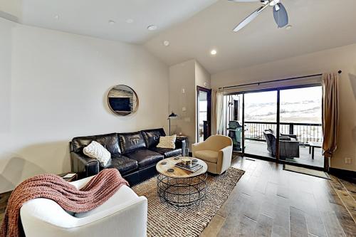 Black Rock Ridge Ski Retreat with Private Hot Tub condo - image 2