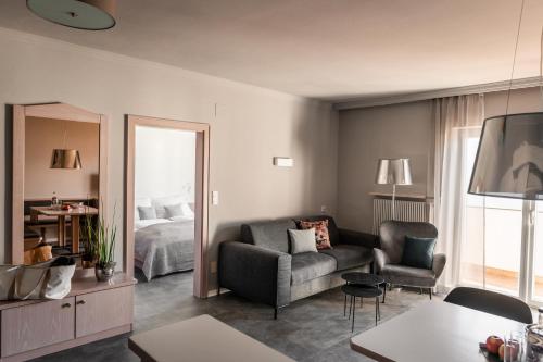 Superior One-Bedroom Apartment with panoramic and Mountain View - Poolseite