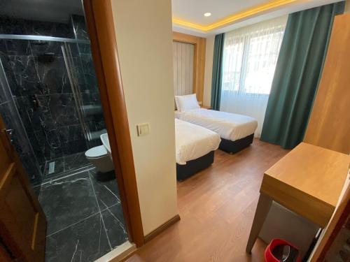 Standard Twin Room image 7
