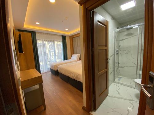 Standard Triple Room image 4