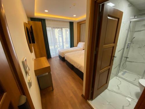 Standard Triple Room image 2