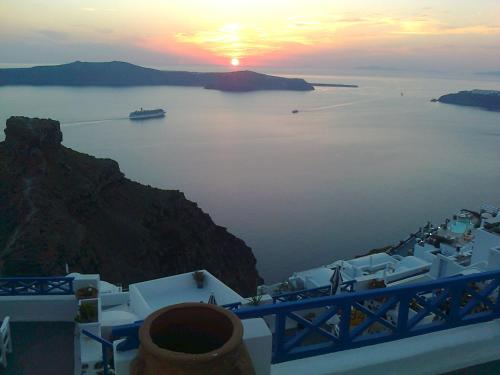 Annio Santorini Room Type - Apartment with Caldera view (4 Adults) Annio Santorini Room Type - Apartment with Caldera view (4 Adults)