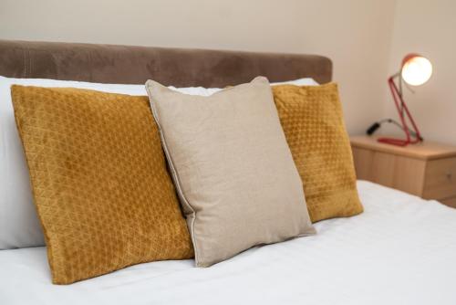 Modern 4 bedroom house - Free Parking and Netflix by WHA for Contractors, Relocation, Business Trave