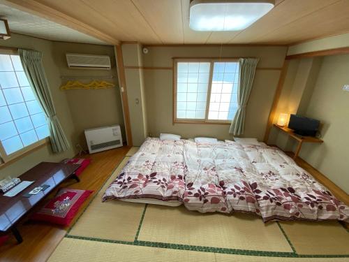 Japanese-Style Triple Room with Private Toilet and Shared Bathroom