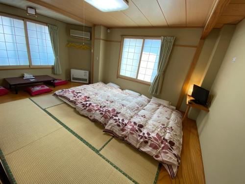 Japanese-Style Triple Room with Private Toilet and Shared Bathroom