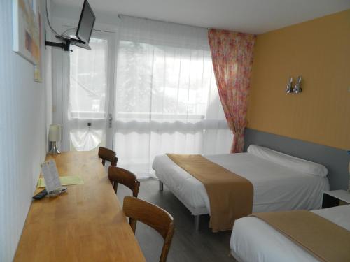 1 double bed, 1 twin bed