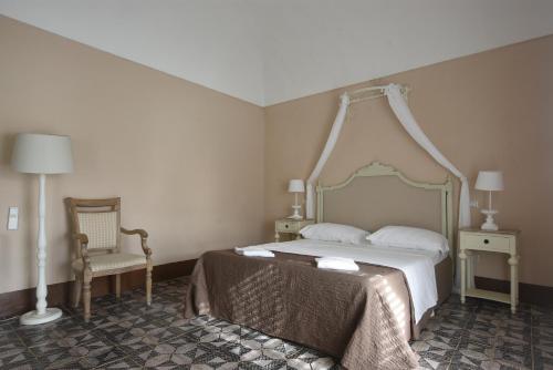 1 queen bed, 2 sofa beds