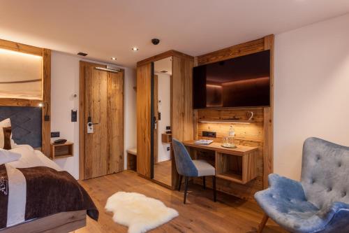 Single Room with Balcony image 4