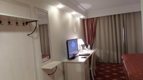 Lotus Hotel - image 2