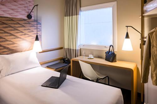 ibis Sao Paulo Tatuape Ideally located in the Tatuape area, Ibis Sao Paulo Tatuape promises a relaxing and wonderful visit. Both business travelers and tourists can enjoy the propertys facilities and services. Facilities l