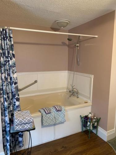 Emerald Necklace Inn Bed and Breakfast – Fairview Park, OH