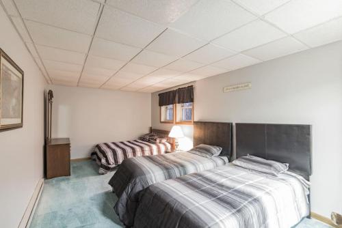 Hickory Haven-Poconos-Sleeps 11-Gameroom - image 6