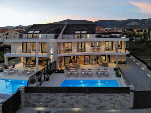 Luxury Beachfront Villa Sea Queen - Kastela – khách sạn tại Kastel Stafilic