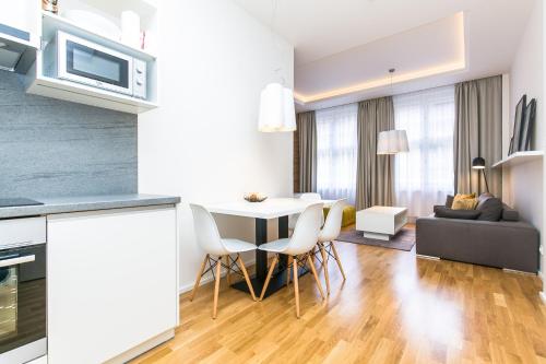 TOP location OLD town brand new 2BD apartment, Прага (фото 6)
