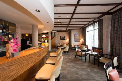 Bar/ Salón, Le Jean-Sebastien Bach in Quartier de l'Orangerie