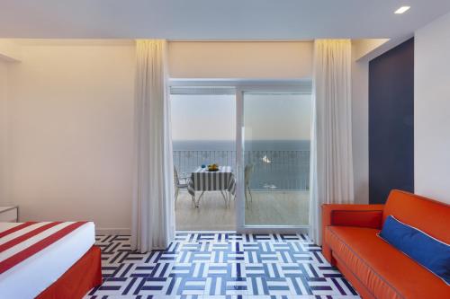 Large Deluxe Double or Twin Room with Sea View 