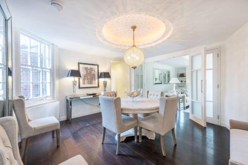 Luxurious 3-Bed Apartment in London - image 2