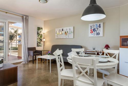 Beautiful 2-Bed first beach line apartment for 6 - image 2