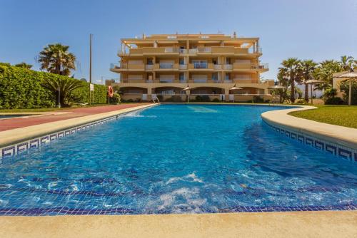 Beautiful 2-Bed first beach line apartment for 6 - image 7
