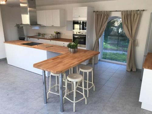 virtuve, 6Bed-Sleeps12-GroupRetreat-YogaStudio-PetFriendly in Le Lorey