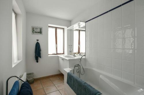 Traditional 2-bed French Villa - image 5