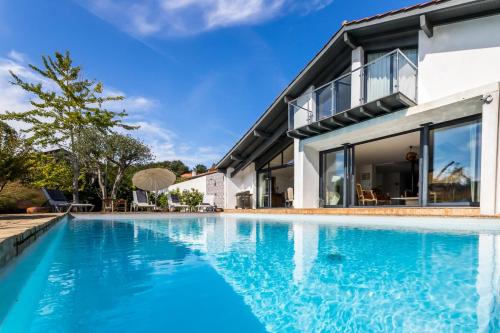 KALITXOPEA KEYWEEK Villa with pool and gardenclose to Ciboure beach cottage Ciboure