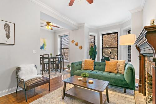 3BR Cozy Fireplace Full Kitchen walk to Red Line