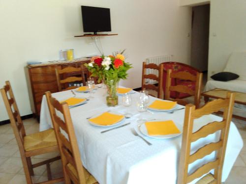 Villa with 2 bedrooms in Mormoiron with private pool furnished garden and WiFi - image 3