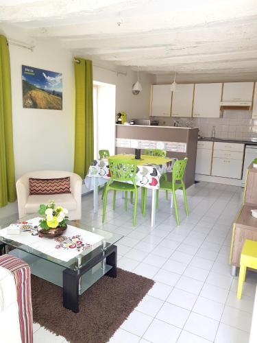 Maison de 2 chambres avec vue sur la ville terrasse amenagee et wifi a Vonnas gîte à louer Saint-Cyr-sur-Menthon