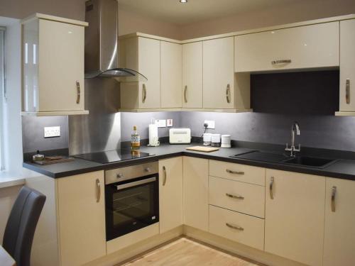 ห้องครัว, Rose Cottage Captivating 1-Bed Cottage in Bangor in แทมเพิลปาร์ติค