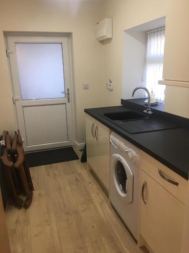 ห้องครัว, Rose Cottage Captivating 1-Bed Cottage in Bangor in แทมเพิลปาร์ติค